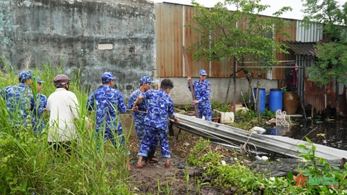 Cán bộ, chiến sĩ Hải đoàn 42, Bộ tư lệnh Vùng Cảnh sát biển 4 hỗ trợ nhân dân Cà Mau khắc phục hậu quả giông lốc 
